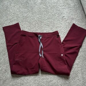 Figs Yola scrub pants in Burgundy